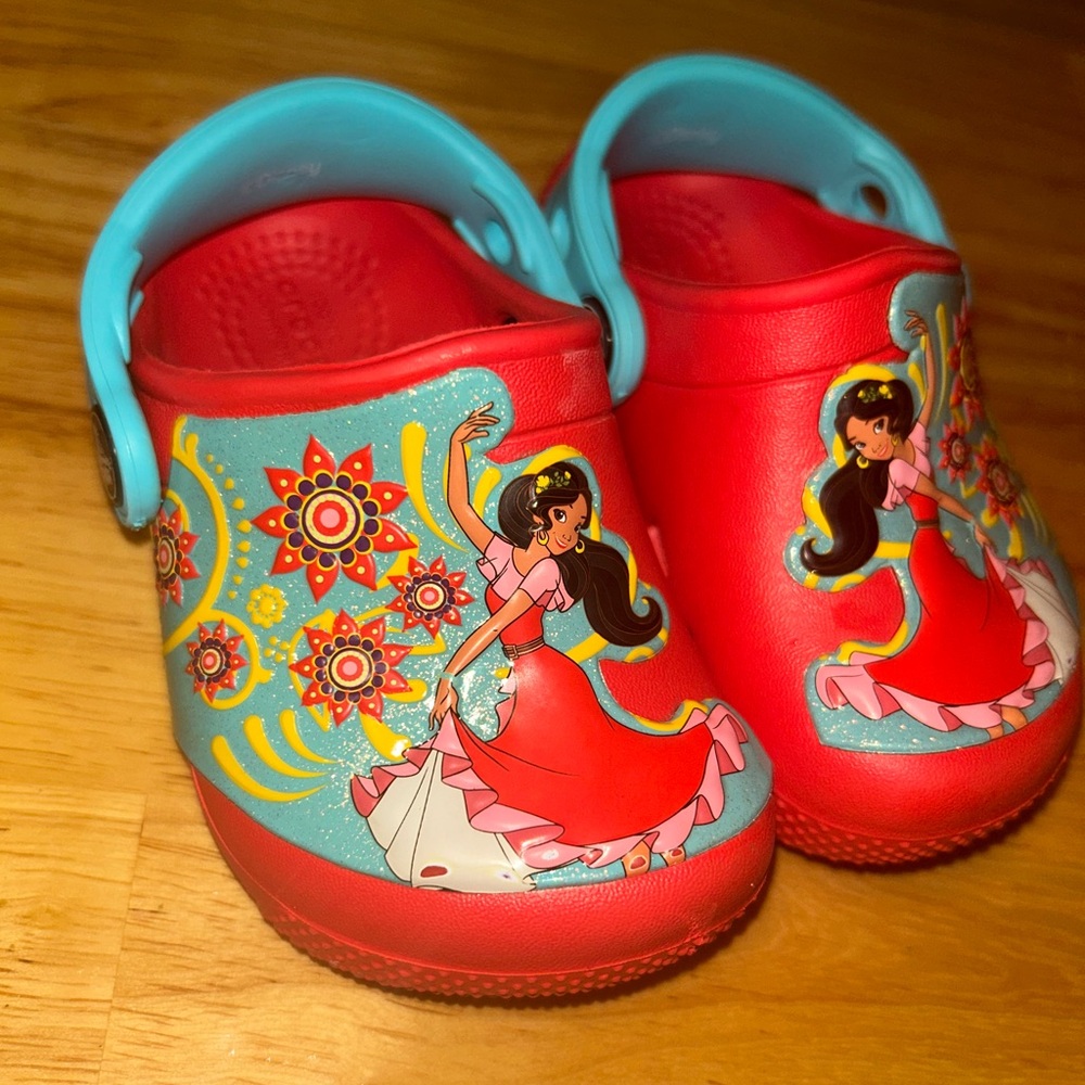 Disney Elena Avalor Crocs Size 5 ❤️